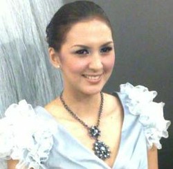 Ditinggal Pembantu Mudik, Donna Agnesia Siap Nyapu & Ngepel