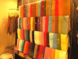 Jilbab Katun Paris Modifikasi Tetap Jadi Primadona