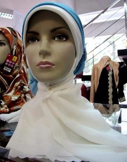 Belum Bisa Pakai Kerudung? Belajar di Alisha Yuk!