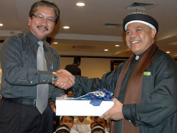 Hari Moekti Terima Wakaf Alquran Hari Moekti Terima Wakaf Alquran