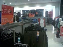 Heboh Sale Penghabisan di Marks & Spencer