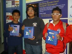 3 Peserta Terbaik Kelas Jurnalisme Online Raih BlackBerry dari XL