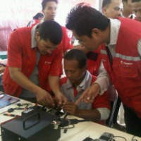 Penyandang Cacat Dilatih Jadi Teknisi Ponsel