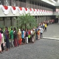 Rela Antre Berjam-jam Untuk Menukar Uang