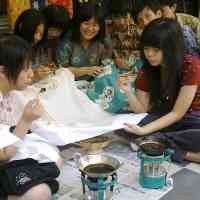 Puluhan Mahasiswa iSTTS Diajarkan Membatik Saat Ospek