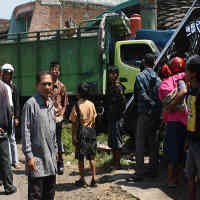 Rem Blong, Truk Indocement Sasak Truk dan Rumah