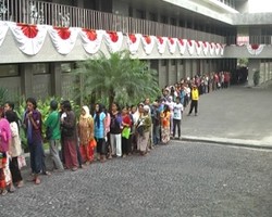 Rela Antre Berjam-jam Untuk Menukar Uang