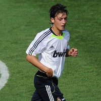 Oezil Tersanjung Dibandingkan dengan Zidane