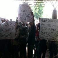 Karyawan Sinar Supermarket Demo Tuntut Gaji & THR