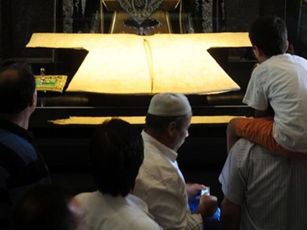 Jubah Nabi Muhammad Dipamerkan