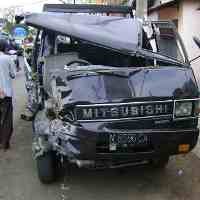 Diduga Mengantuk, Pick Up Seruduk Truk Pasir