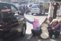 Mengais Rezeki dengan Marawis di Pinggir Jalan