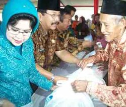  Pemprov Jatim Gelar Pasar Sembako Murah