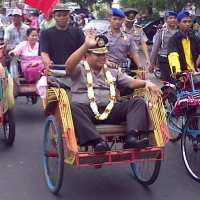 Pindah Tugas, Alex Bambang Dilepas Ratusan Tukang Becak 