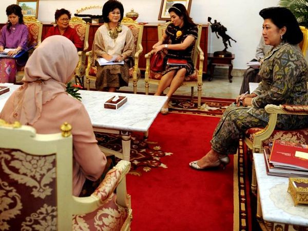 Ibu Ani Terima Panitia Pameran Citra Tenun