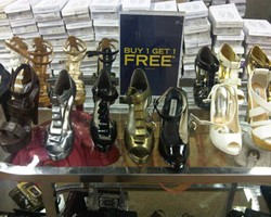 Lagi, Bazar Sepatu Buy 1 Get 1 Free