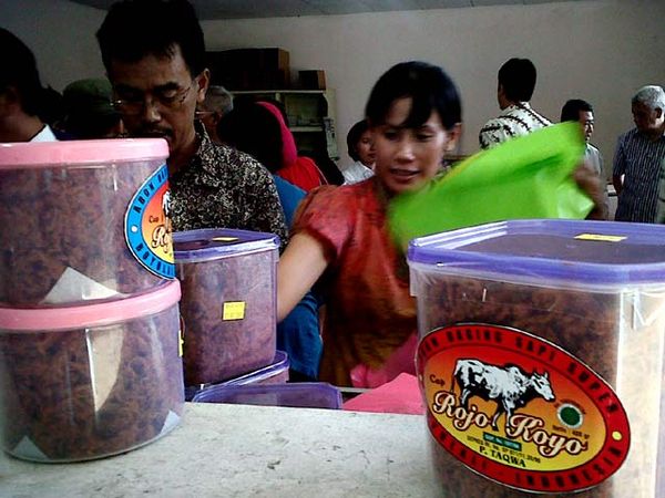 Mengintip Produksi Abon Rojo Koyo