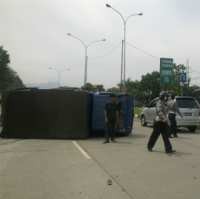 Bus Vs Mobil Colt di Dekat Polda Jabar, Tiga Luka-luka