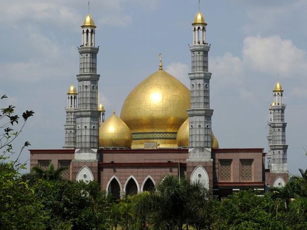 Mengintip Keindahan Masjid Kubah Emas