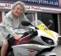 Nenek 102 Tahun Ngidam Naik Motor Balap Valentino Rossi