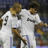 Dua Gol Benzema Menangkan Madrid