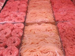 Cermat Saat Menggiling Daging di Pasar