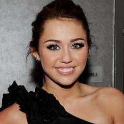 Miley Cyrus Hisap Ganja & Cium Perempuan di LOL