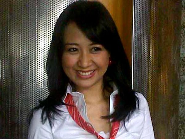Astrid Bergaya Merah-Putih