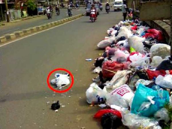 Sampah Menumpuk di Jalan Raden Fatah