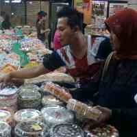 Jelang Lebaran, Penjual Kue Kering di Surabaya Laris Manis