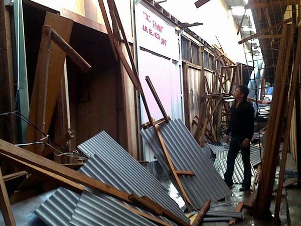 Atap TPS Pasar Turi Ambrol