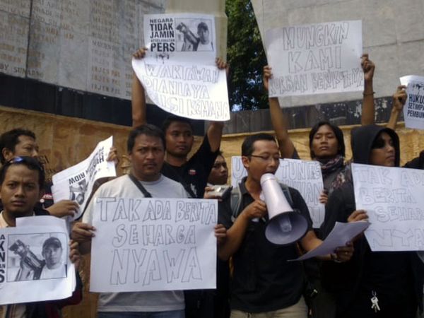 Puluhan Wartawan Berdemo