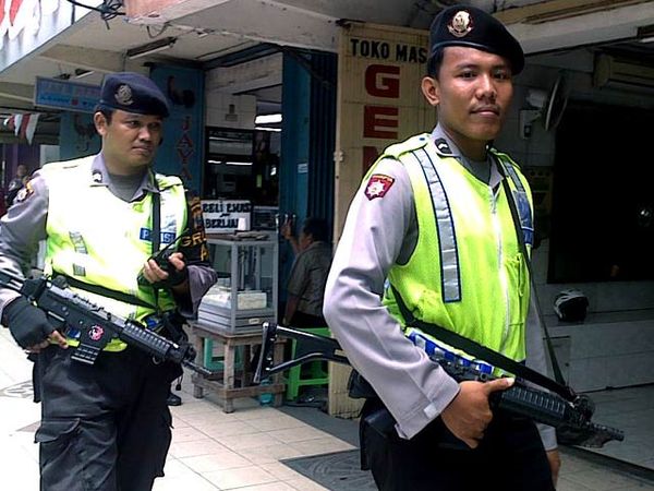 Polisi Jaga Kawasan Perdagangan Emas