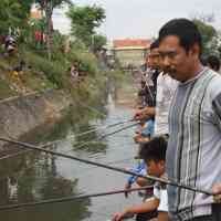 Ngabuburit, Ratusan Warga Mancing Bareng di Bantaran Sungai