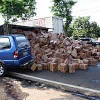 Truk Mie Sedap Terguling, Jalur Surabaya-Malang Mengular 