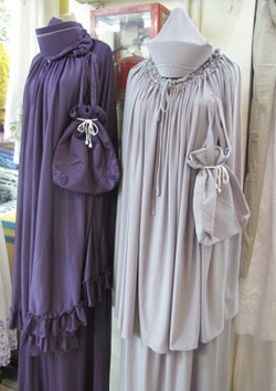 Pilih-pilih Ragam Mukena di Pasar Baru