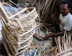 Omzet Pengrajin Keranjang Parcel Meningkat 70 Persen