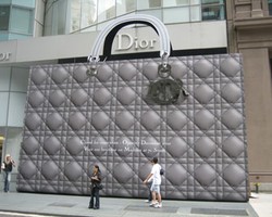 Tas Raksasa Dior Tarik Perhatian Turis