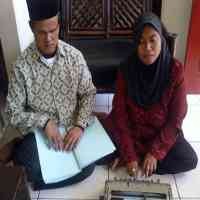 Sepasang Suami Istri Tuna Netra Buat Al-Quran Huruf Braille 