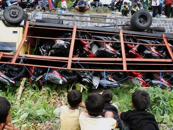 Truk Bermuatan Sepeda Motor Terbalik