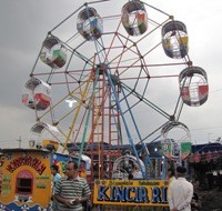 Lihat Pemandangan Kota dari Atas Kincir Ria