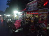 Serunya Berbuka di Depan Makam