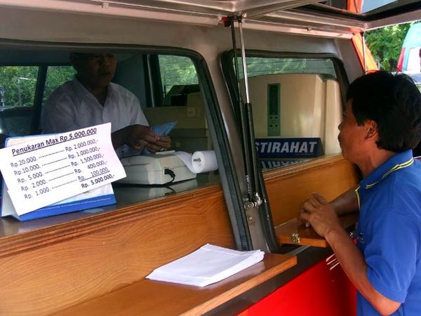 Warga Serbu Kas Keliling BI