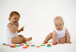 Kenapa Bayi Suka Memasukkan Barang ke Mulut?