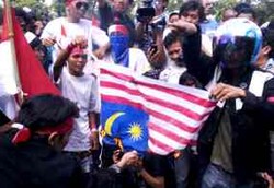 Bakar Bendera Malaysia, Demonstran Dorong-dorongan dengan Polisi