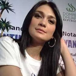 Setelah Ultah Bareng Ariel, Luna Tiup Lilin Ditemani Fans