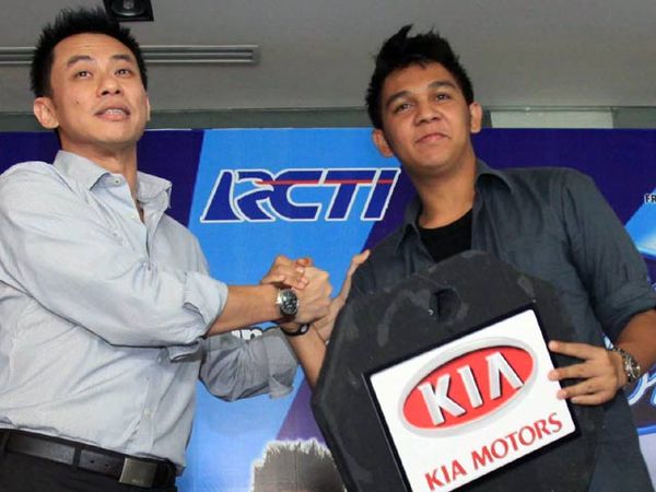 Igo dan Citra Idol Terima Hadiah