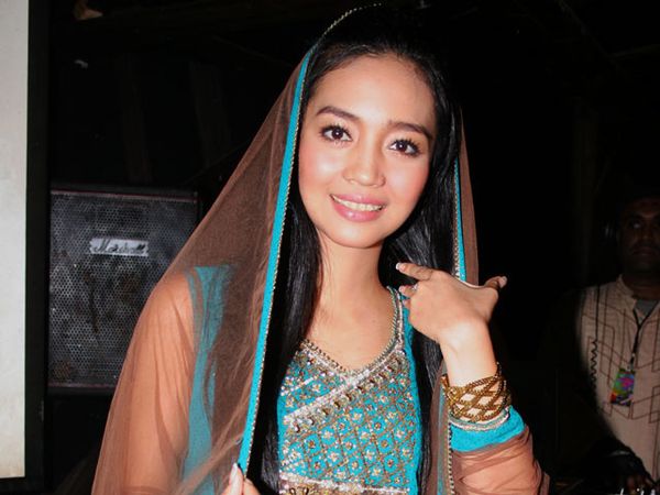 Nuri Maulida Anggun Berjilbab