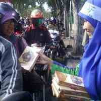 2 Ribu Al Quran Dibagi-bagikan ke Pengguna Jalan