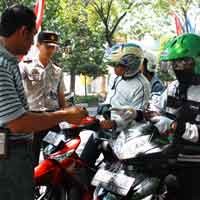Antisipasi Perampokan, Polisi Razia Pengendara Motor di Dekat Bank